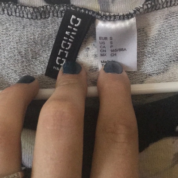 H & M floral sweater - Picture 3 of 5